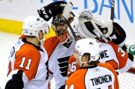 Hokejist&eacute; Philadelphie se raduj&iacute; z postupu přes New Jersey.